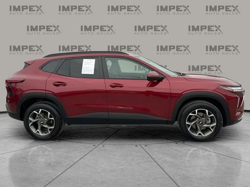 Used 2025 Chevrolet Trax LT w/ LT Convenience Package image 6