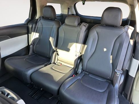 Used 2024 Kia Carnival LX image 13