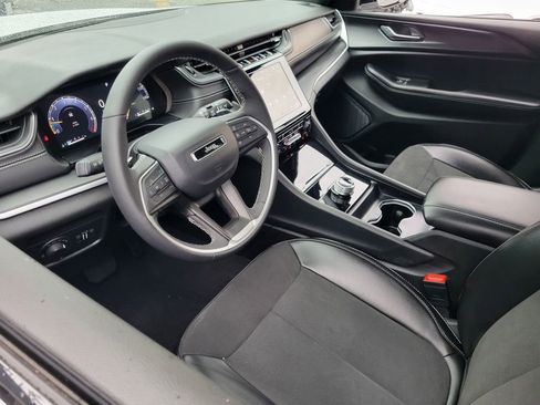 Used 2024 Jeep Grand Cherokee L Altitude RWD image 3