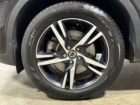 Used 2023 Volvo XC40 B5 Plus AWD/4WD image 28