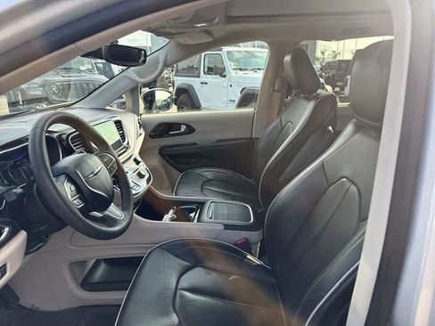 Used 2024 Chrysler Pacifica Limited image 20