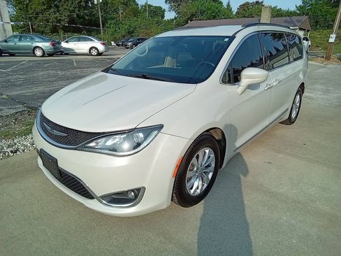 Used 2017 Chrysler Pacifica Touring-L FWD image 1