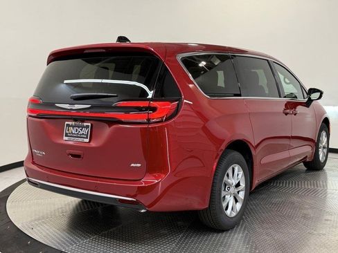 New 2026 Chrysler Pacifica Select image 4