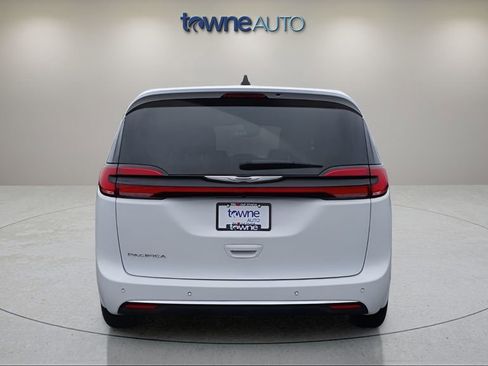 Used 2025 Chrysler Pacifica Select FWD image 4