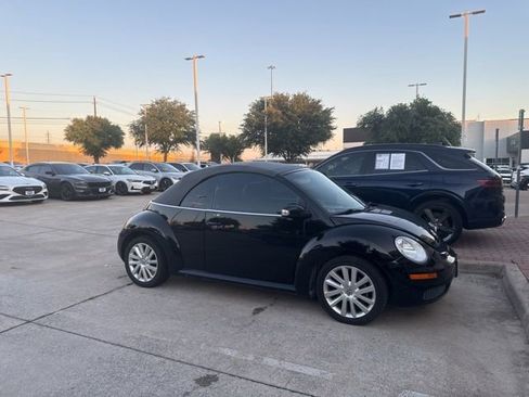 Used 2008 Volkswagen Beetle SE FWD image 2