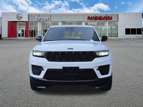 Used 2025 Jeep Grand Cherokee Altitude AWD/4WD image 2
