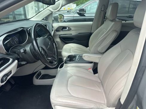 Used 2021 Chrysler Pacifica Touring-L FWD image 5