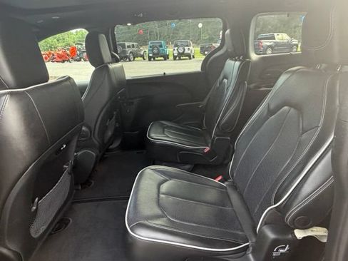 Used 2022 Chrysler Pacifica Limited w/ S Appearance Package FWD image 14