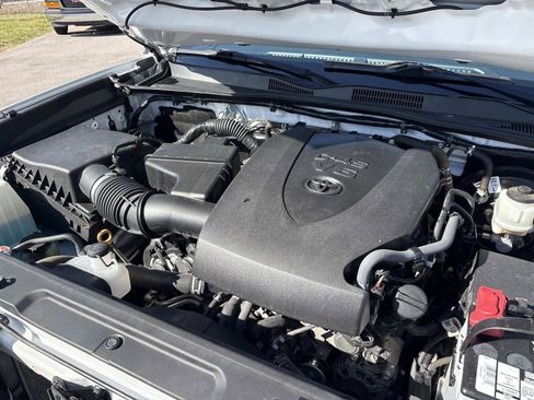 Used 2019 Toyota Tacoma TRD Sport w/ Technology Package image 34