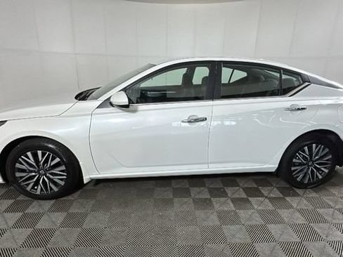 Used 2023 Nissan Altima 2.5 SV AWD/4WD image 5