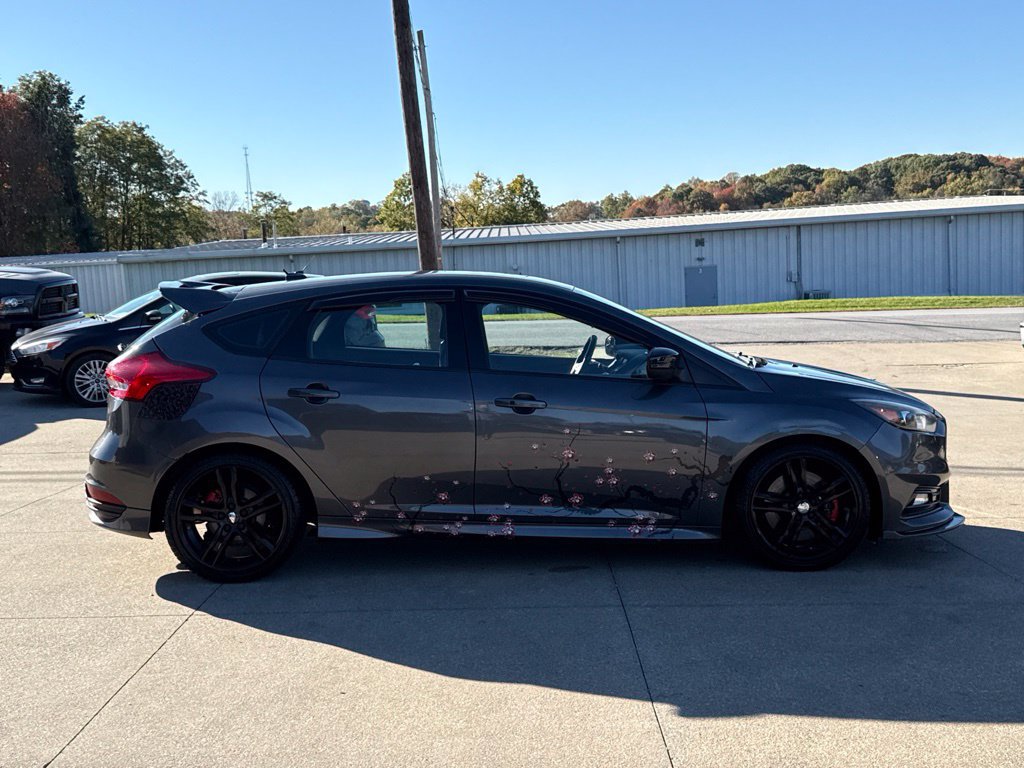 Used 2017 Ford Focus ST w/ Equipment Group 402A FWD image 19
