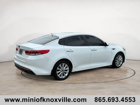 Used 2018 Kia Optima LX w/ 17" Alloy Wheels Package FWD image 3