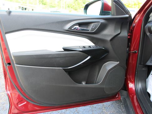 Used 2025 Chevrolet Trax LT w/ LT Convenience Package FWD image 12
