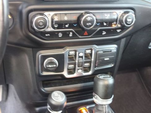 Used 2019 Jeep Wrangler Unlimited Sahara w/ Uconnect 4C Nav & Sound Group AWD/4WD image 19