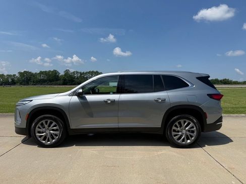 Used 2025 Buick Enclave Preferred FWD image 9