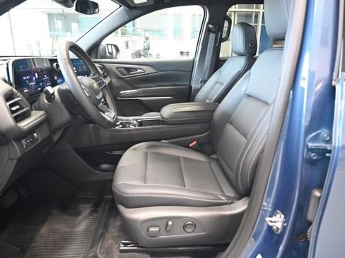Used 2025 Chevrolet Traverse LT w/ Driver Confidence Package FWD image 9