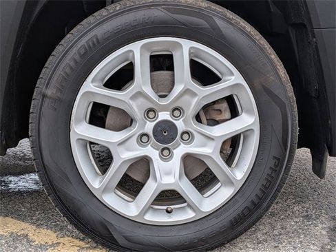 Used 2018 Jeep Renegade Latitude w/ Cold Weather Group image 29