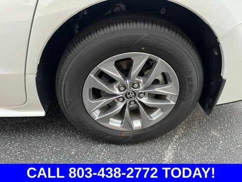 Used 2026 Toyota Sienna XLE FWD image 33