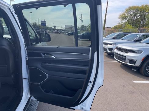 New 2025 Jeep Wagoneer 4WD w/ Convenience Group I image 15