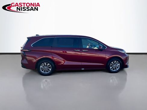 Used 2025 Toyota Sienna XLE image 10