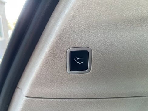 Certified 2024 Chrysler Pacifica Touring-L image 12