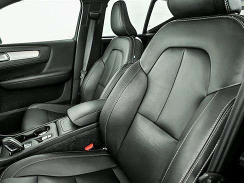 Used 2019 Volvo XC40 T4 Momentum FWD image 17