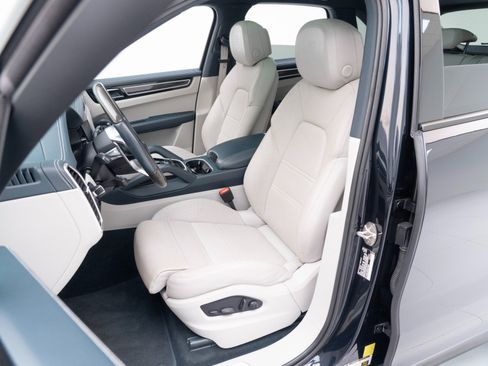 Certified 2022 Porsche Cayenne S Platinum image 5