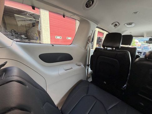 Used 2018 Chrysler Pacifica Touring-L FWD image 25