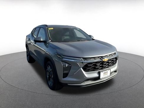 Used 2025 Chevrolet Trax LT w/ LT Convenience Package FWD image 3