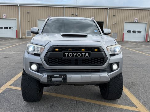 Used 2016 Toyota Tacoma TRD Sport AWD/4WD image 2