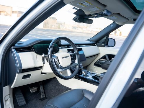 Used 2023 Land Rover Range Rover SE image 2