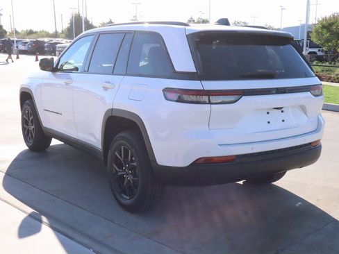 New 2025 Jeep Grand Cherokee Altitude image 23