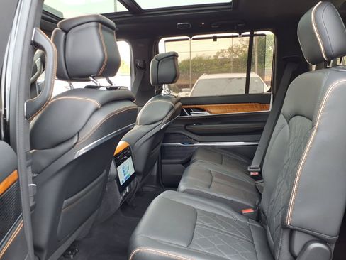 Used 2022 Jeep Grand Wagoneer Series III w/ Flexible Seating Group AWD/4WD image 19