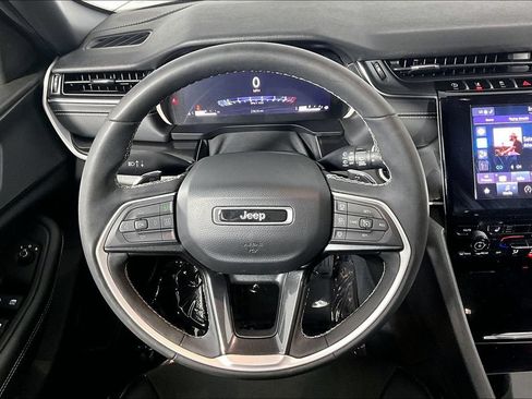 Used 2023 Jeep Grand Cherokee Altitude AWD/4WD image 5