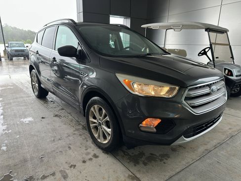 Used 2018 Ford Escape SE FWD image 2