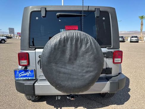Used 2018 Jeep Wrangler Unlimited Sahara AWD/4WD image 4
