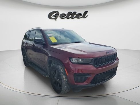 Used 2025 Jeep Grand Cherokee Altitude RWD image 3