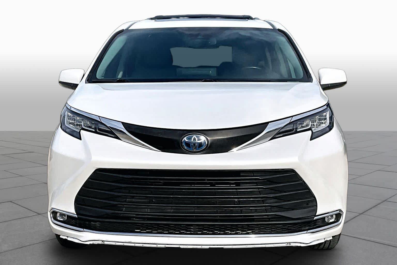 Used 2022 Toyota Sienna XLE FWD image 3