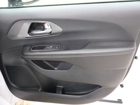 New 2026 Chrysler Pacifica Select image 18