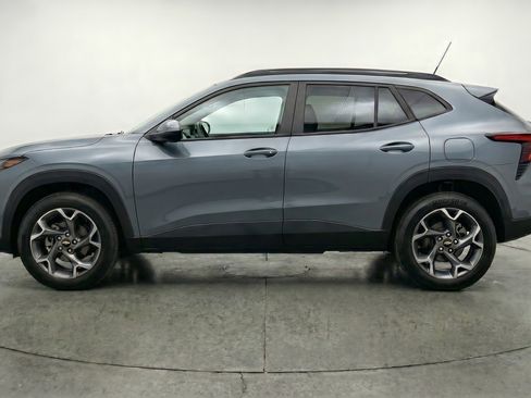 Used 2025 Chevrolet Trax LT w/ LT Convenience Package FWD image 5