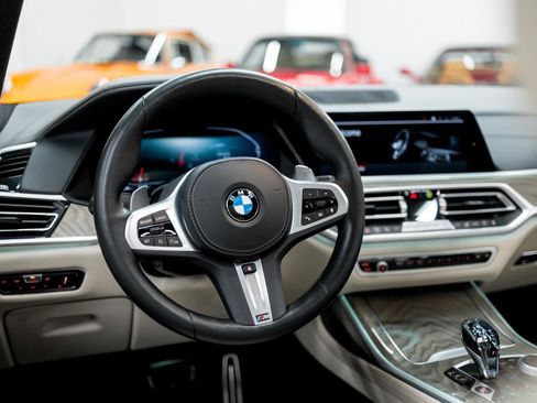 Used 2022 BMW X7 xDrive40i w/ M Sport Package AWD/4WD image 2