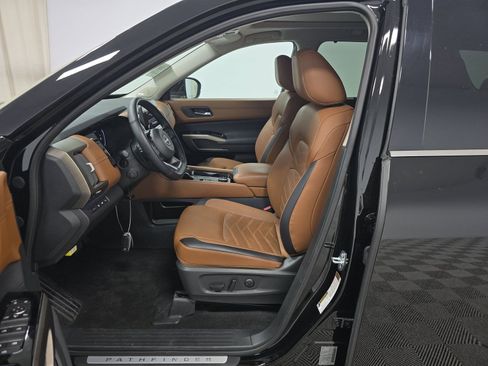 Used 2025 Nissan Pathfinder Platinum w/ Cargo Package image 8