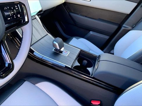 Used 2026 Land Rover Range Rover Velar Dynamic SE image 16
