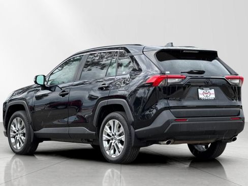 Used 2021 Toyota RAV4 XLE Premium image 5