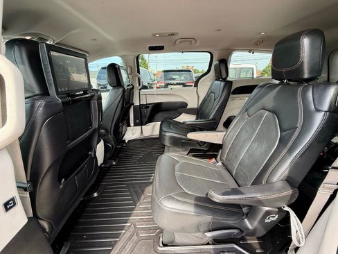 Used 2017 Chrysler Pacifica Touring-L Plus w/ Advanced Safetytec Group FWD image 35