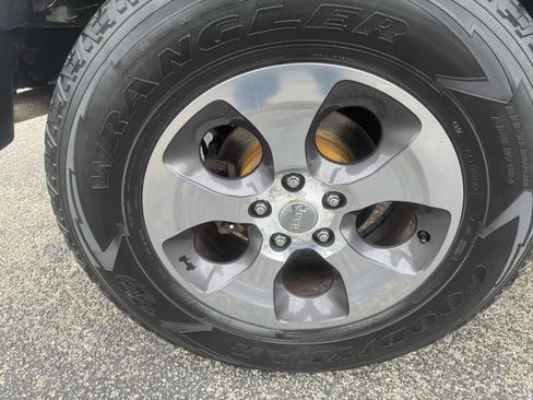 Used 2017 Jeep Wrangler Sahara w/ Connectivity Group image 29