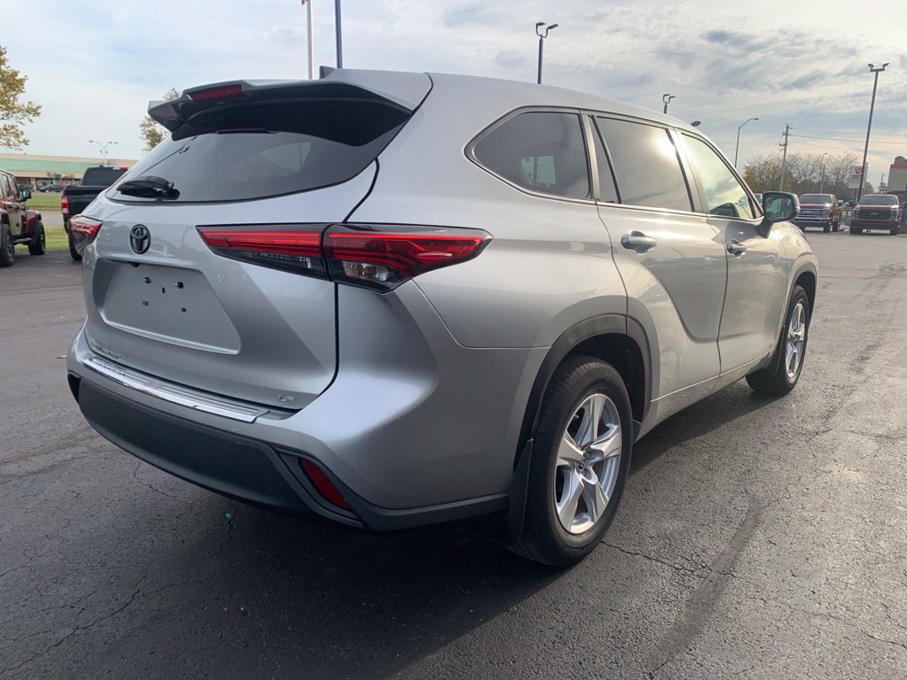 Used 2023 Toyota Highlander LE FWD image 3