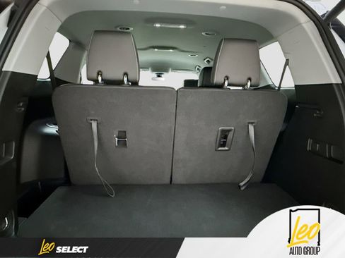 Used 2023 GMC Acadia SLT FWD image 28