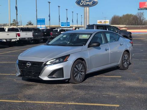 Used 2024 Nissan Altima 2.5 SV FWD image 3