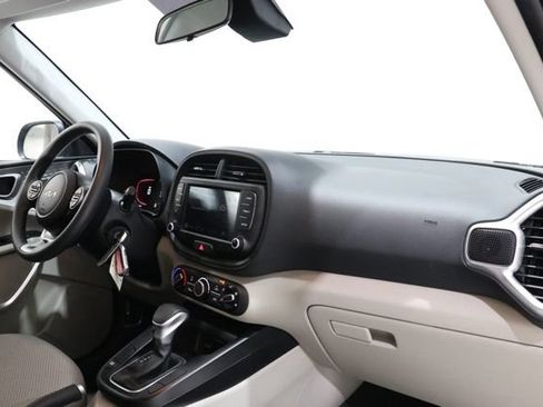 Used 2025 Kia Soul LX w/ LX Technology Package FWD image 16